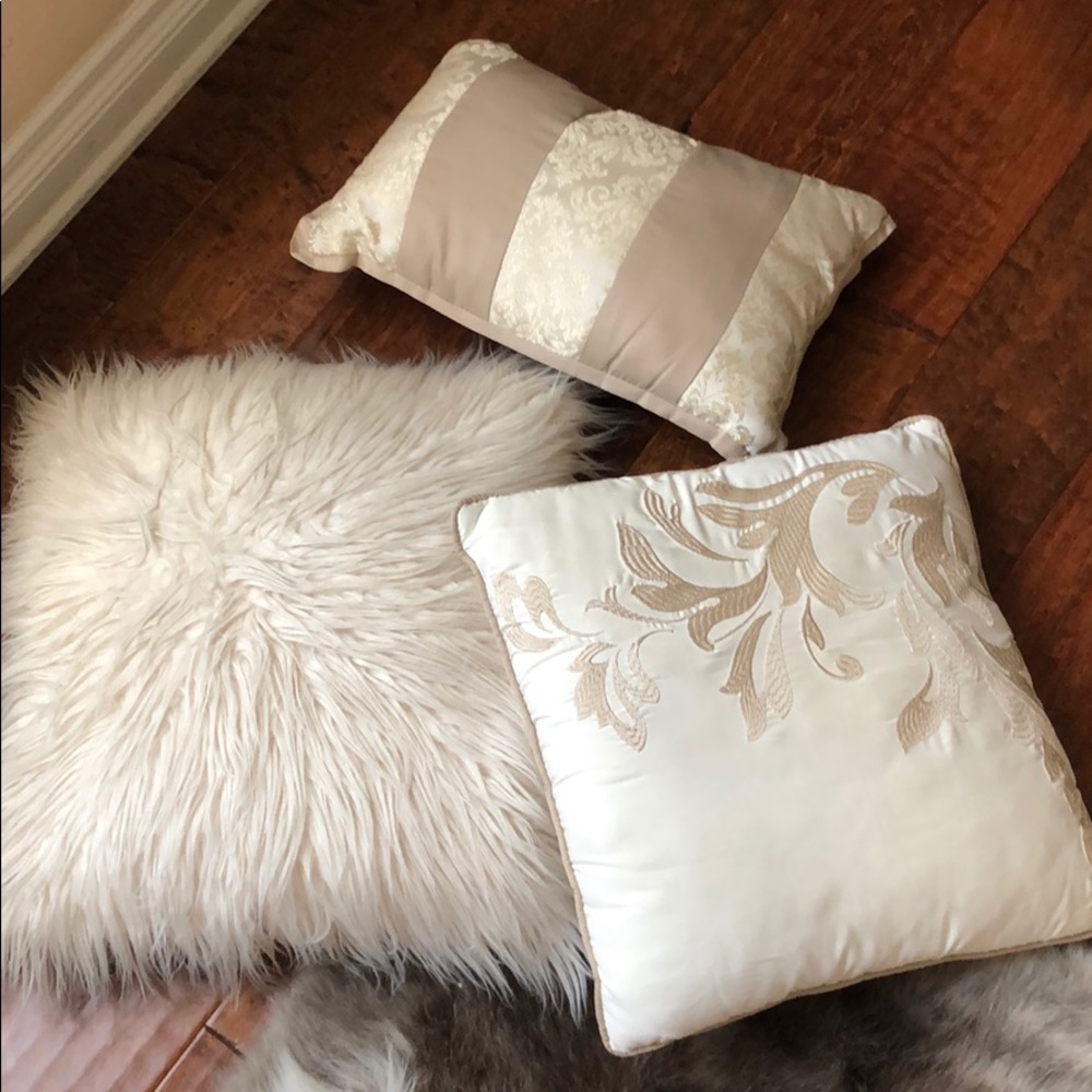 3 Decorative Throw Pillows